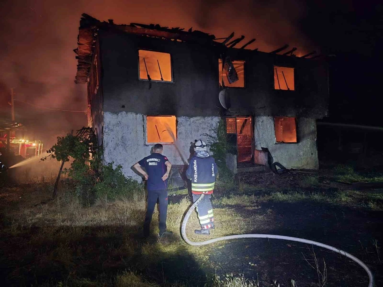 Elektrik kontağından &ccedil;ıkan yangında 2 katlı ev k&uuml;le d&ouml;nd&uuml;
