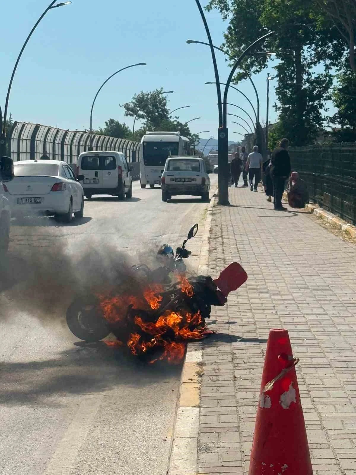 Elektrikli bisiklet alevlere teslim oldu
