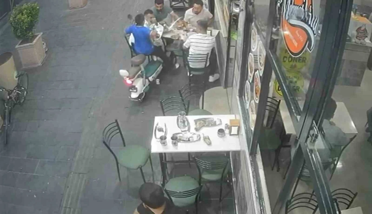 Elektrikli bisiklet yemek yiyenlerin arasına daldı
