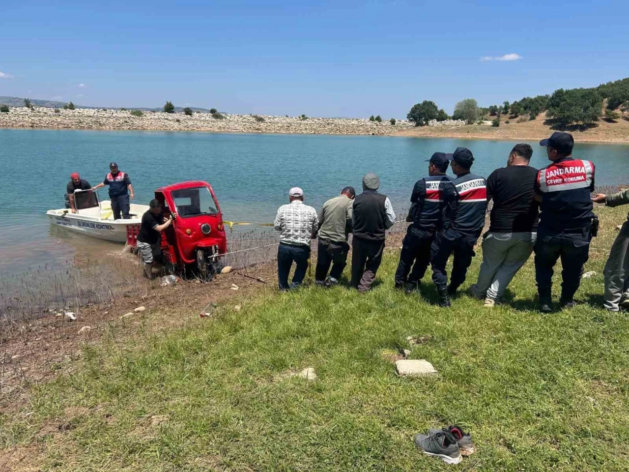 Elektrikli bisikleti baraja düşen vatandaşa Jandarma yardımcı oldu
