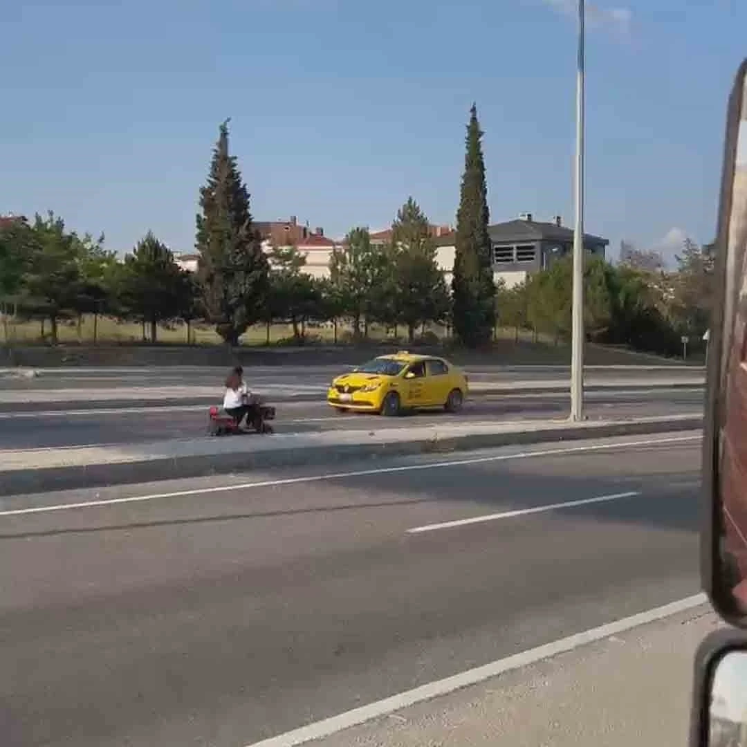 Elektrikli bisikletle ters yönde ilerlerken kameraya yakalandı

