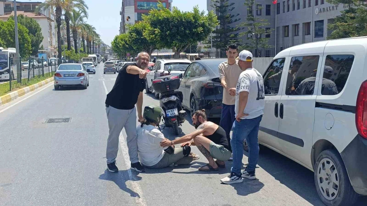 Elektrikli otomobille &ccedil;arpışan motosikletli yaralandı
