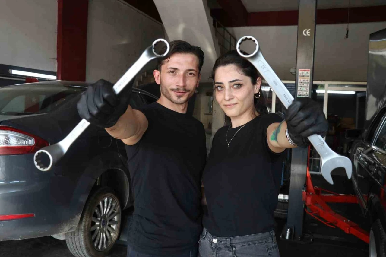 Eleman bulmakta sıkıntı çekti, eşini yanına alıp usta olarak yetiştirdi
