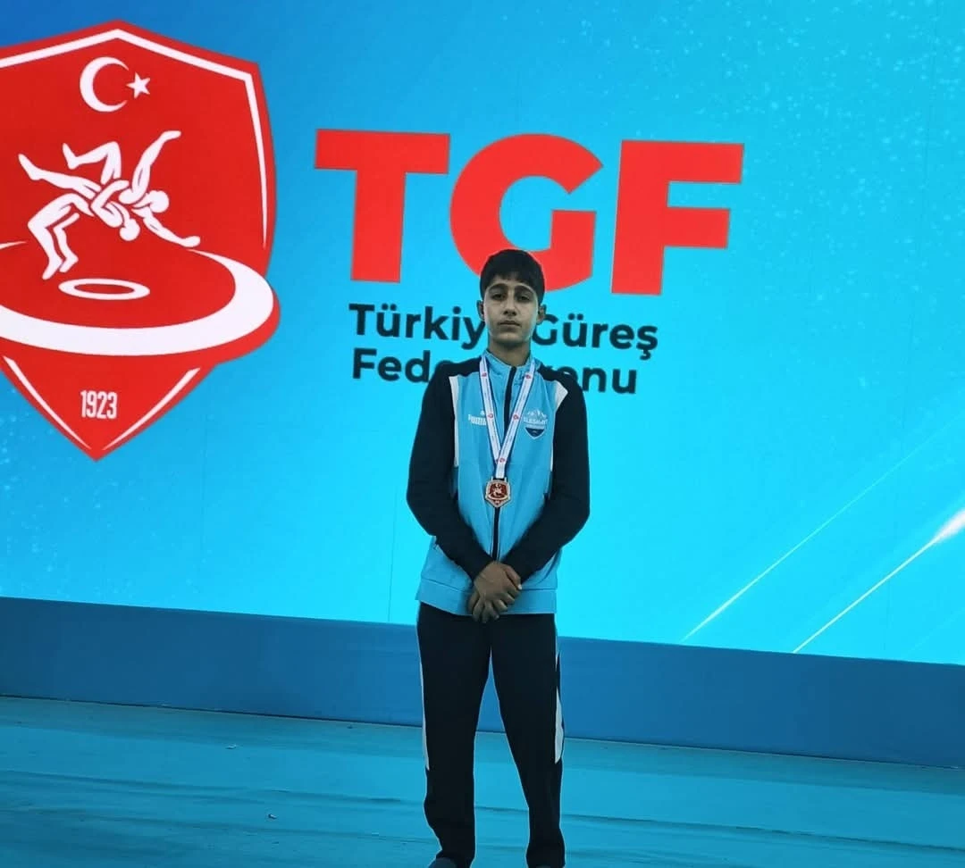 Eleşkirtli Berat &Ccedil;elik minderde T&uuml;rkiye şampiyonu oldu

