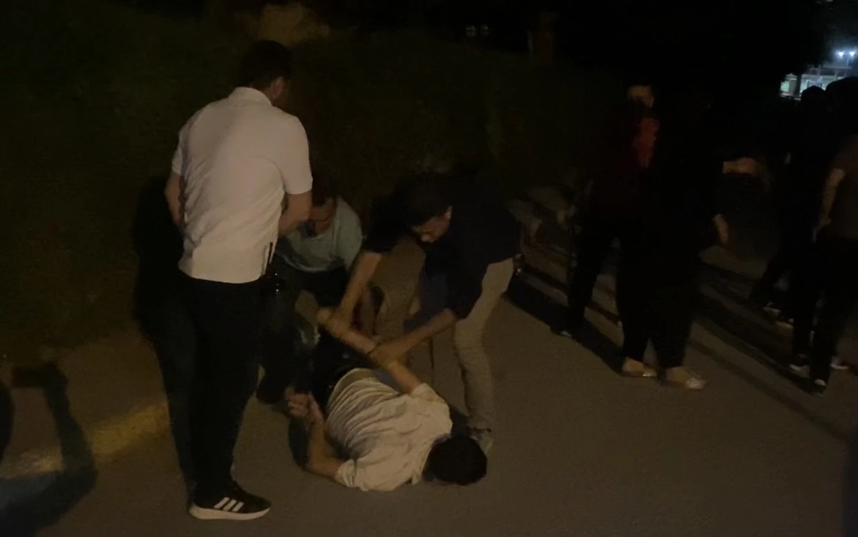 Eli bıçaklı genç polisin biber gazlı müdahalesiyle etkisiz hale getirildi
