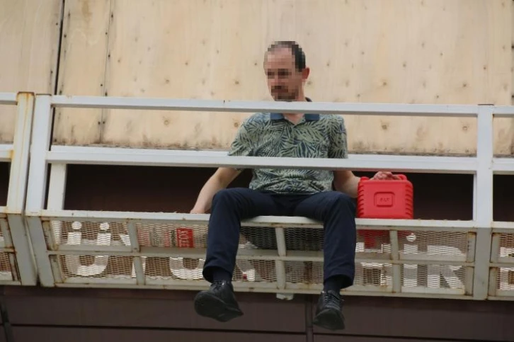 Elinde benzin bidonu ile &uuml;st ge&ccedil;ide &ccedil;ıkıp annesine ve polislere zor anlar yaşattı
