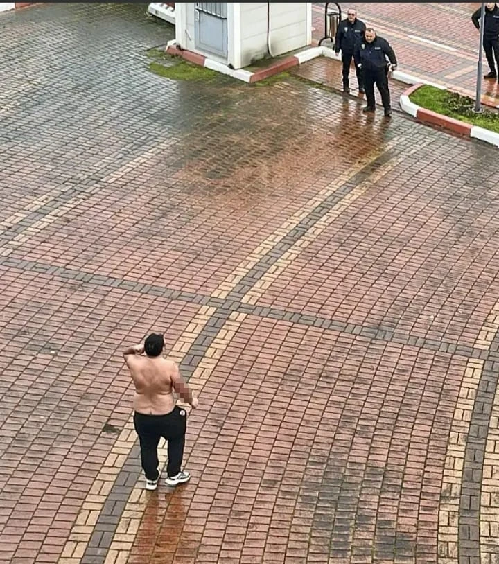 Elinde kesici aletle yarı çıplak halde belediyenin kapısına dayandı