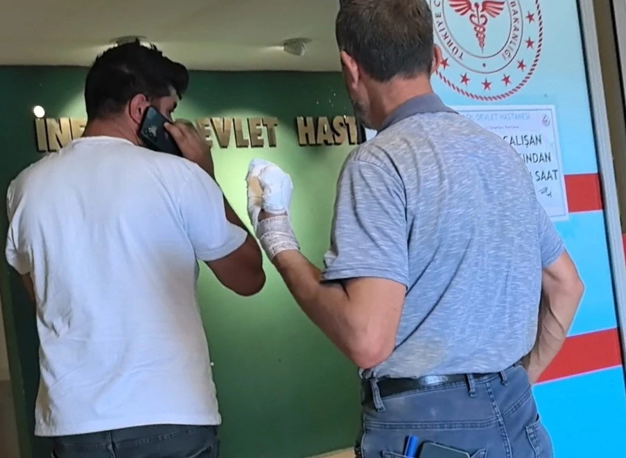 Elini bıçkıya kaptıran adamın parmakları parçalandı
