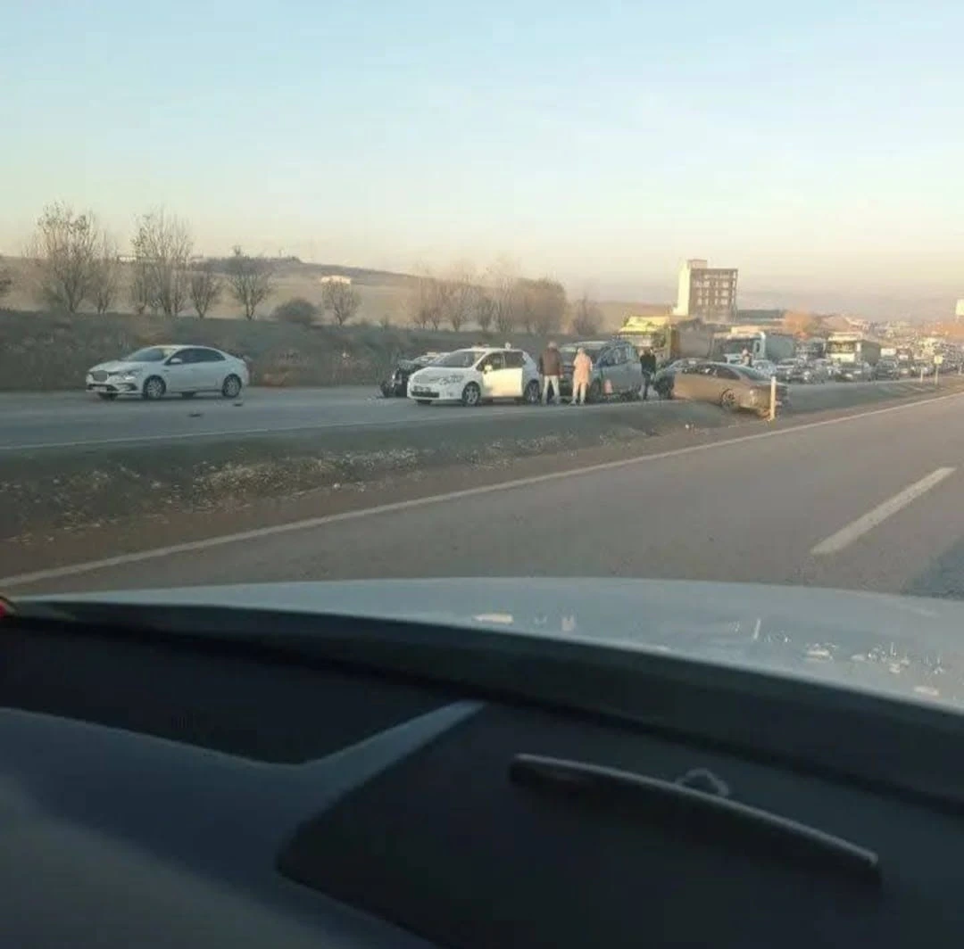 Elmadağ&rsquo;da zincirleme kaza: 4 yaralı
