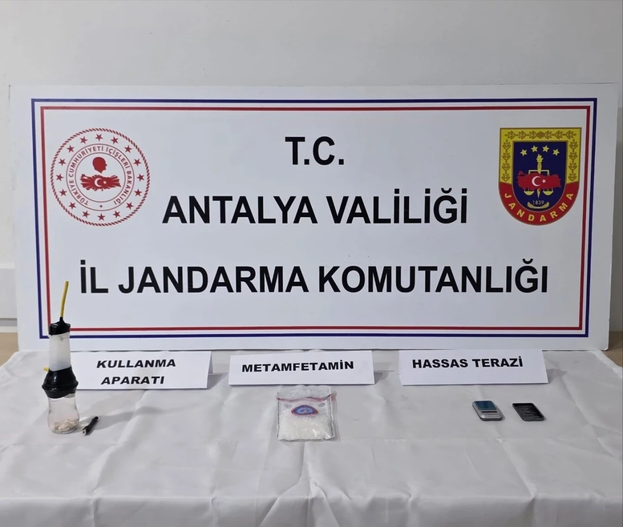 Elmalı’da jandarmadan uyuşturucu baskını

