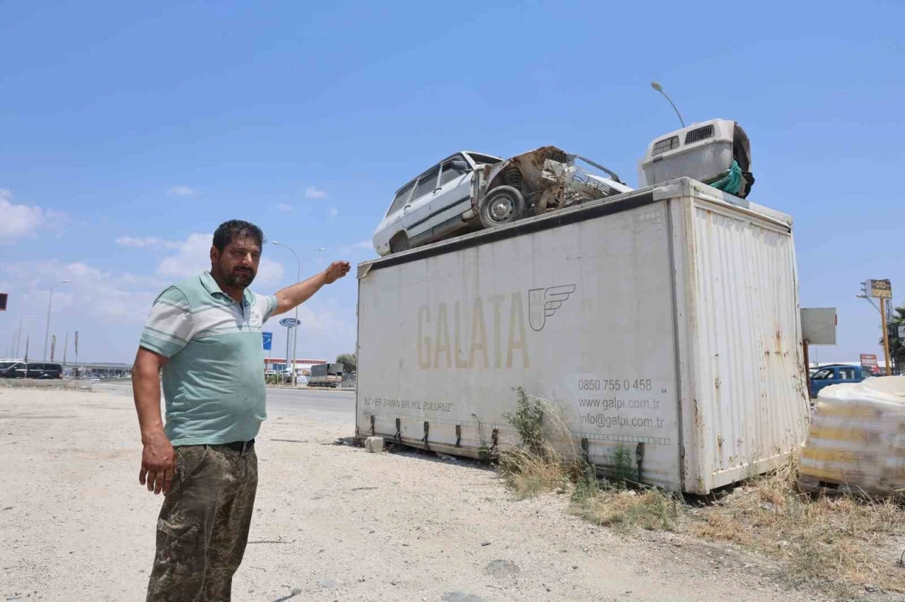 &rsquo;Emanet bizde namustur&rsquo; diyen esnaf, arkadaşının Toros&rsquo;unu hırsızlardan koruyabilmek i&ccedil;in forkliftle konteynerin &uuml;zerine koydu
