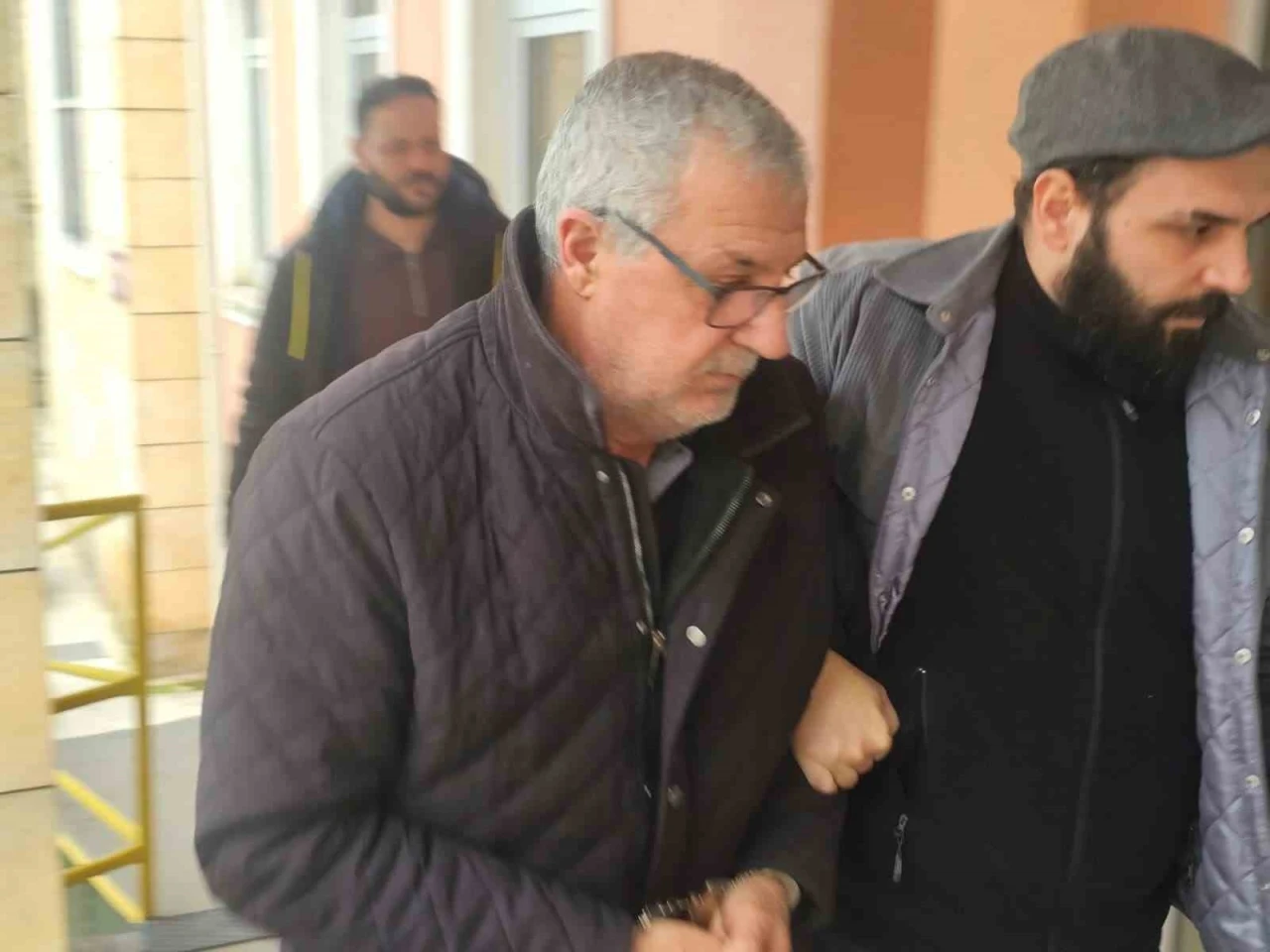 Emanet verdiği altınları &ouml;demeyen oğlunu &ouml;ld&uuml;ren baba adliyeye sevk edildi
