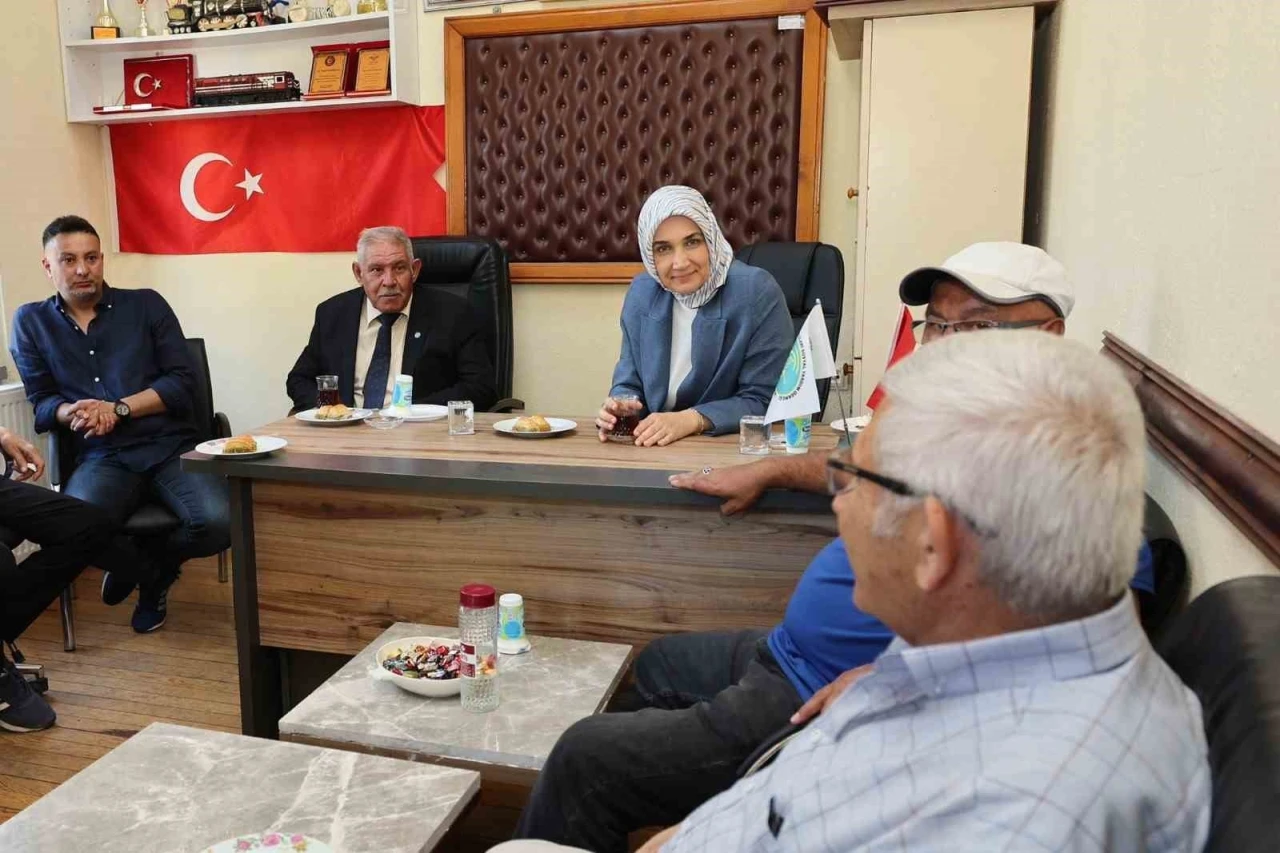 Emekli demiryolu işçileri valiye demiryollarının tarihsel sürecini anlattı
