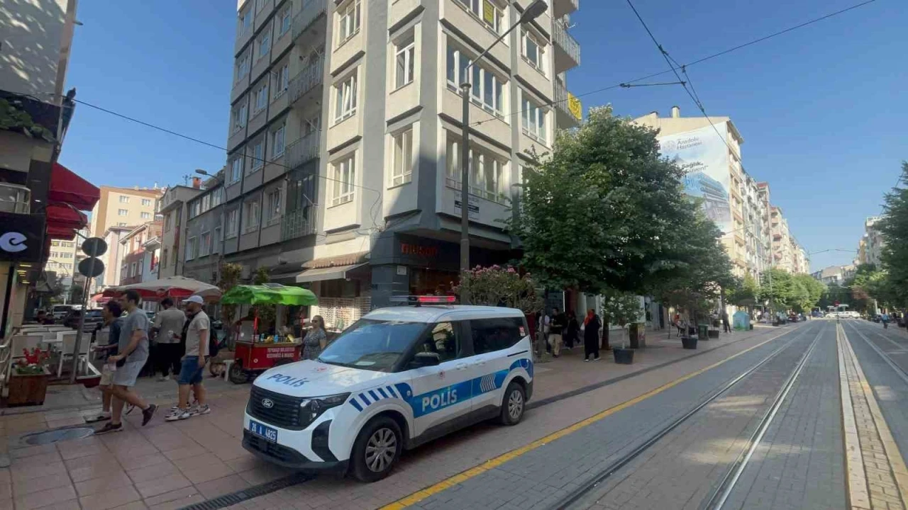Emekli doktor evinde ölü bulundu
