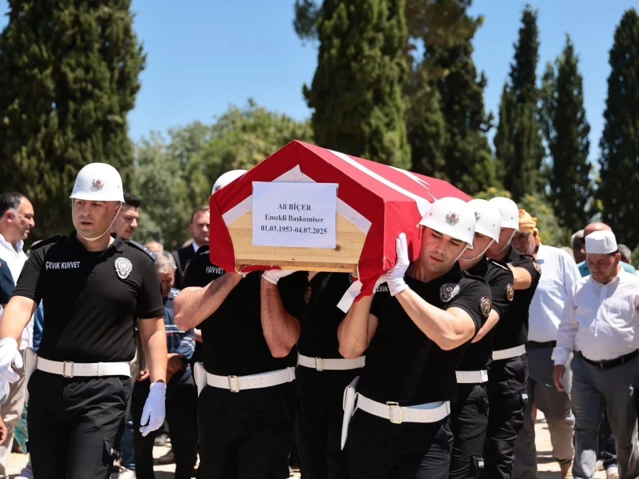 Emekli Emniyet Müdürü Biçer son yolculuğuna resmi törenle uğurlandı
