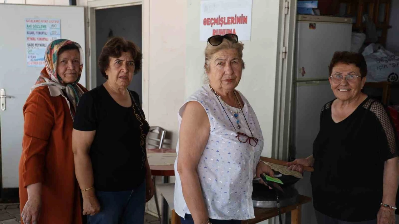 Emekli kadınlar g&ouml;zleme satarak &uuml;niversitelilere destek oluyor
