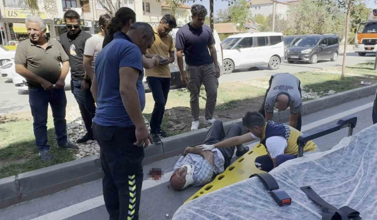 Emekli maaşını çekti, yolun karşısına geçerken otomobil çarpıp kaçtı
