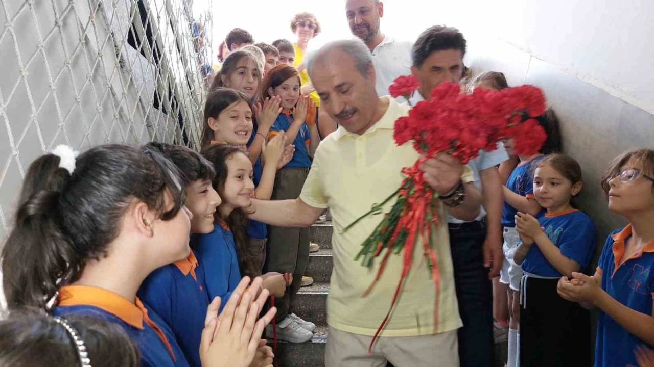 Emekli olan 45 yıllık öğretmene okulda uğurlama töreni
