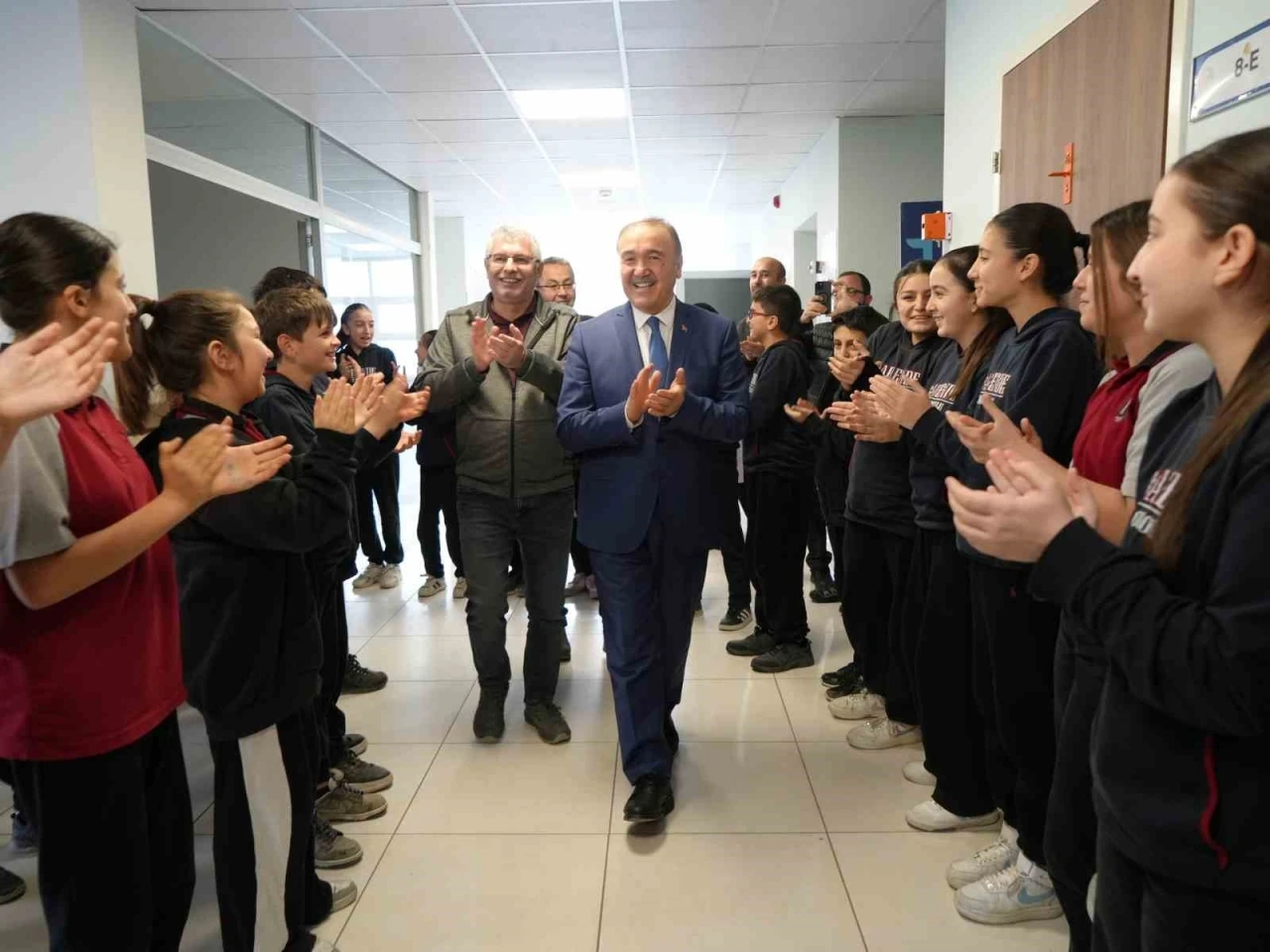 Emekli olan okul m&uuml;d&uuml;r&uuml;n&uuml; &ouml;ğrencileri alkışlarla uğurladı: G&ouml;zyaşlarına hakim olamadı
