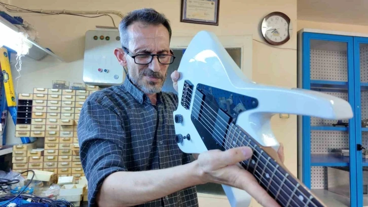 Emekli oldu, gitar üretmeye başladı
