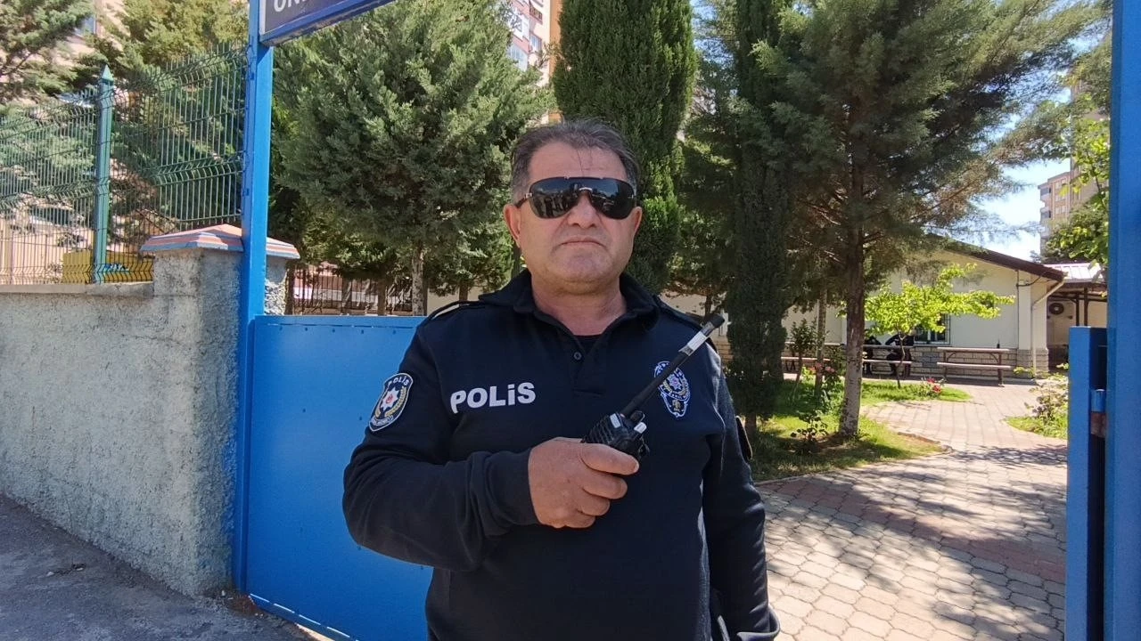Emekliliğini telsizle duyurdu
