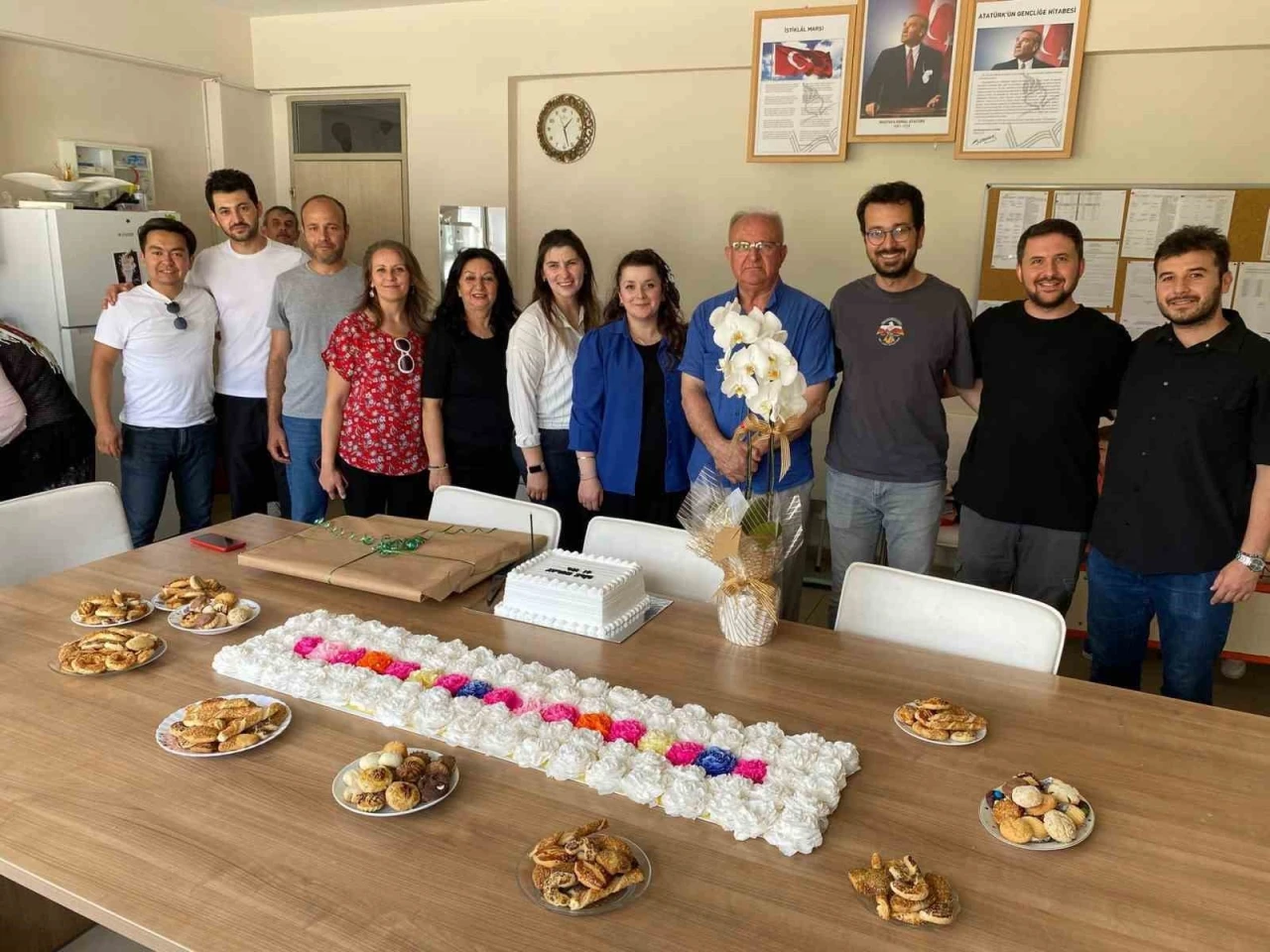 Emekliye ayrılacak okul müdürünü şaşırtan tören
