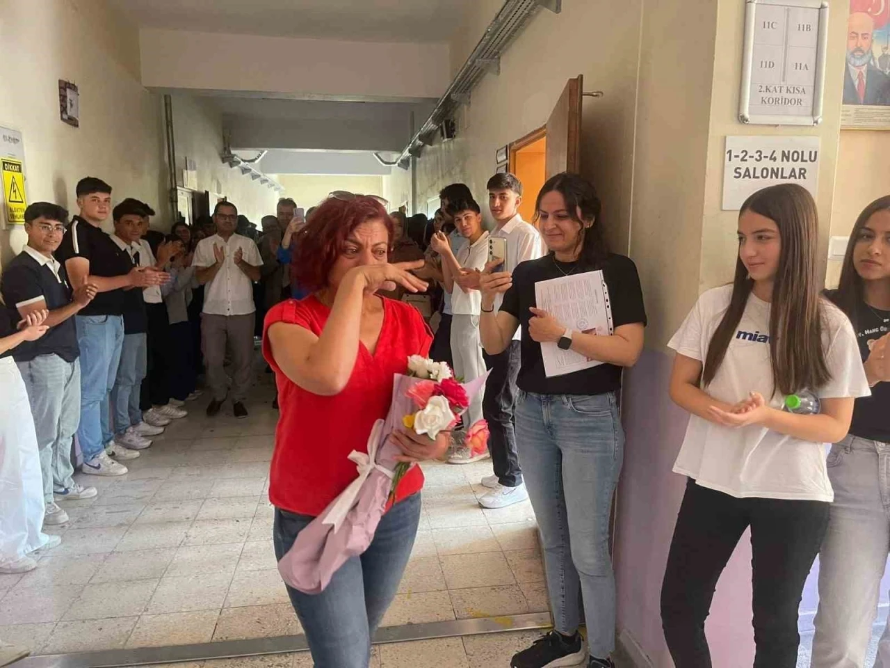 Emekliye ayrılan öğretmene duygusal veda

