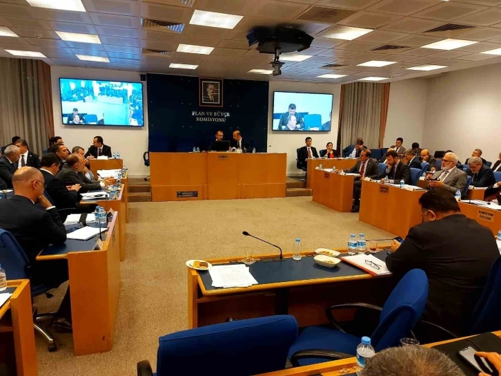 &rsquo;Emekliye tek seferlik 5 bin liralık &ouml;deme&rsquo; d&uuml;zenlemesi Plan B&uuml;t&ccedil;e Komisyonu&rsquo;nda kabul edildi
