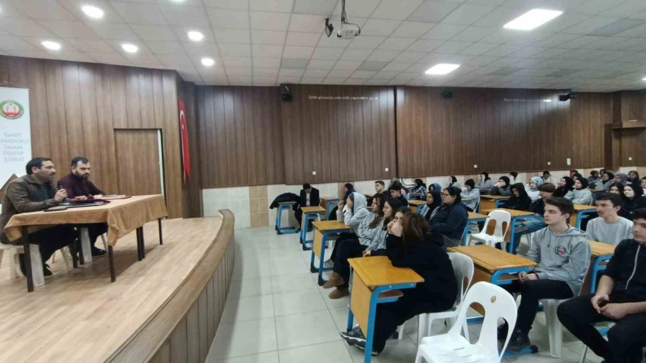 Emet AİHL&rsquo;de "Kariyer S&ouml;yleşisi" d&uuml;zenlendi
