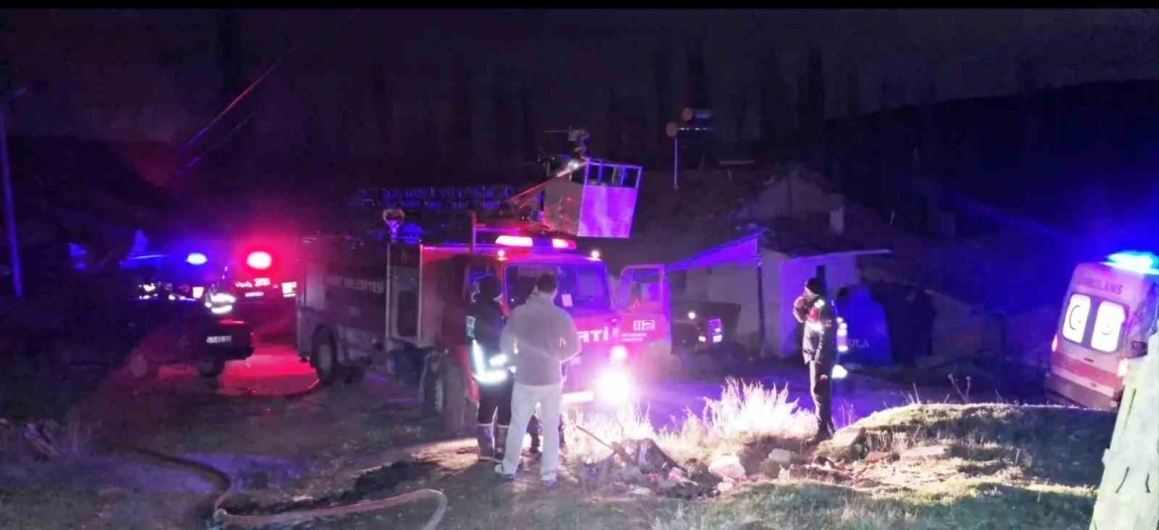 Emet&rsquo;te ahşap evde &ccedil;ıkan yangın b&uuml;y&uuml;meden s&ouml;nd&uuml;r&uuml;ld&uuml;
