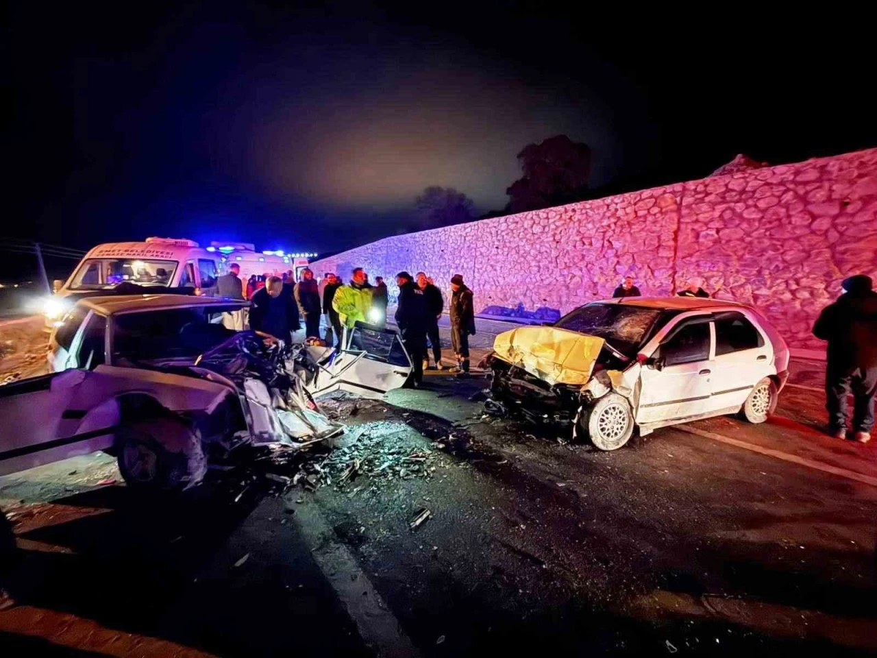 Emet&rsquo;te iki ara&ccedil; kafa kafaya &ccedil;arpıştı: 4 yaralı
