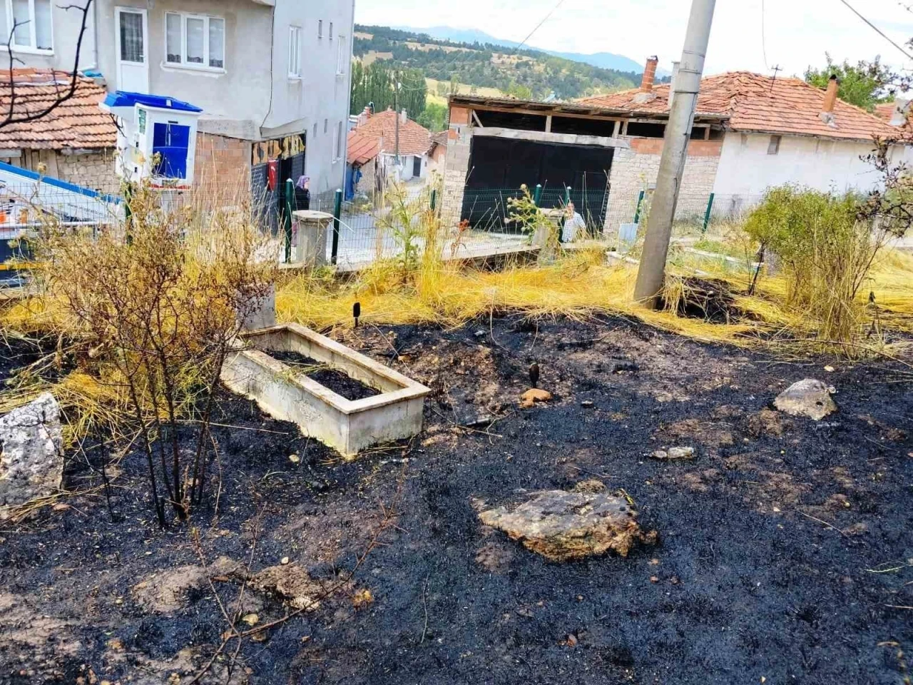 Emet&rsquo;te mezarlıkta &ccedil;ıkan yangında 10 kabir zarar g&ouml;rd&uuml;
