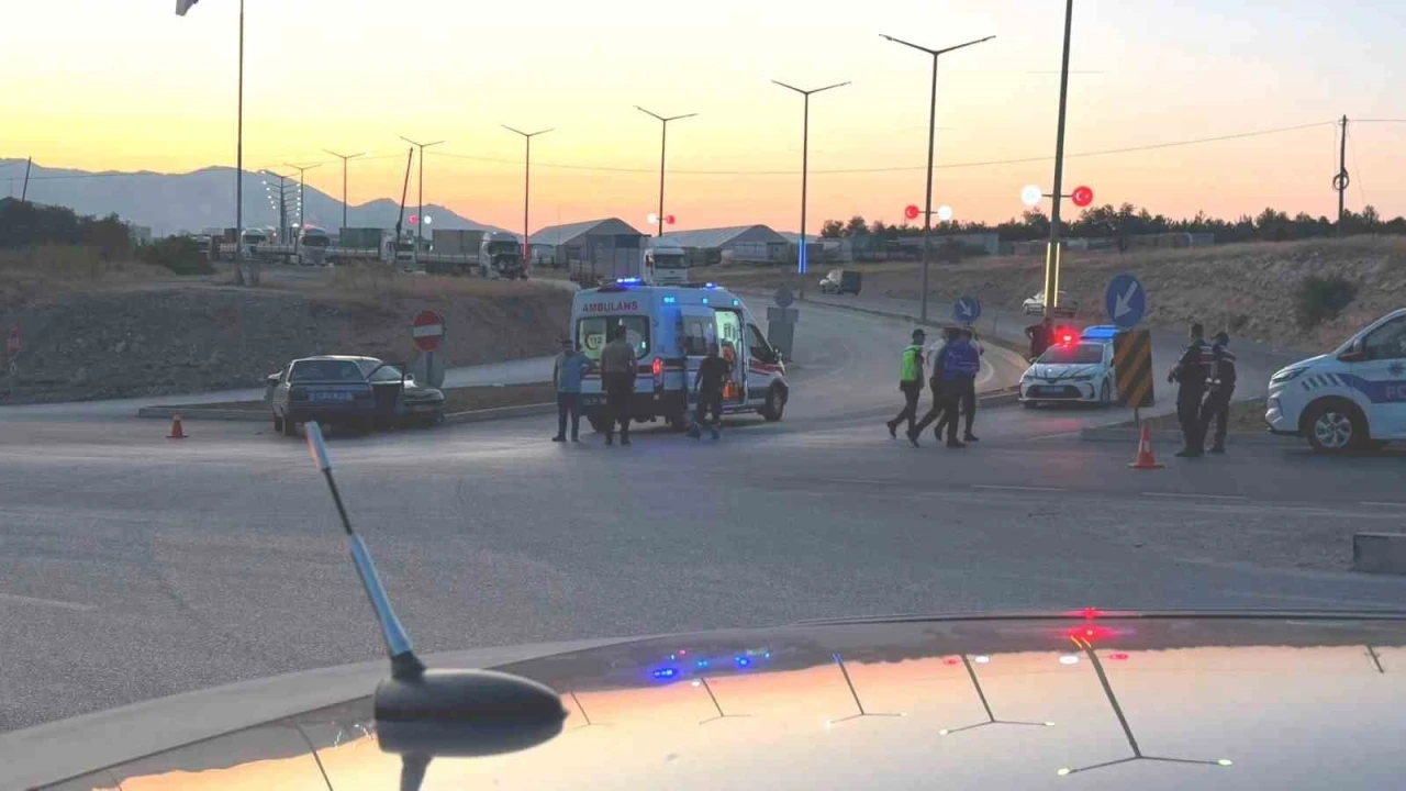 Emet&rsquo;te trafik kazası: 4 kişi yaralandı, s&uuml;r&uuml;c&uuml; olay yerinden ka&ccedil;tı
