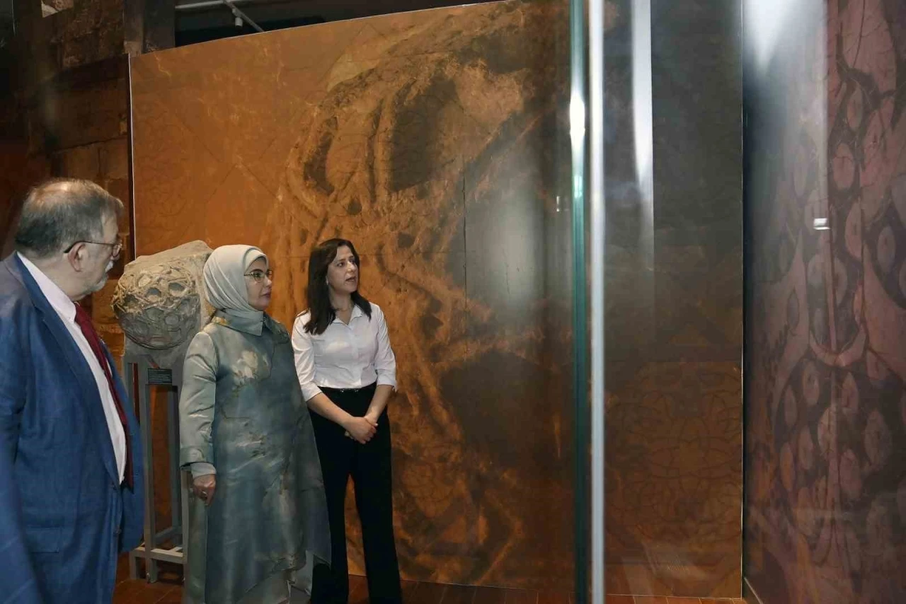 Emine Erdoğan Anadolu Selçukluları Sergisi’ni ziyaret etti

