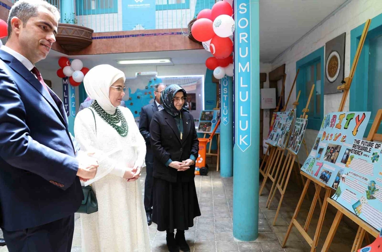 Emine Erdoğan, Güney Afrika’da Uluslararası Maarif Okulu’nu ziyaret etti
