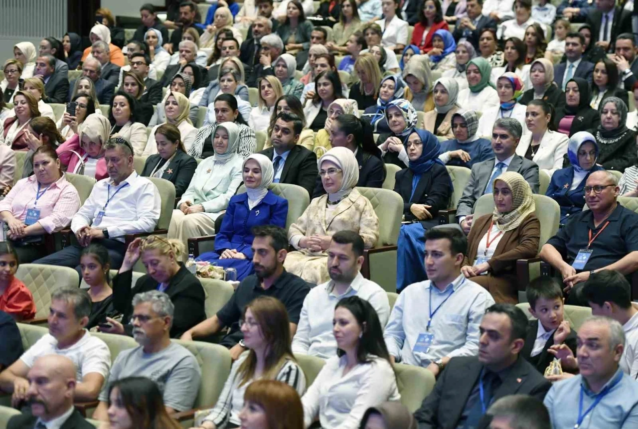 Emine Erdoğan: &quot;Koruyucu aile sisteminin tüm dünyada yaygınlaşması elzemdir&quot;
