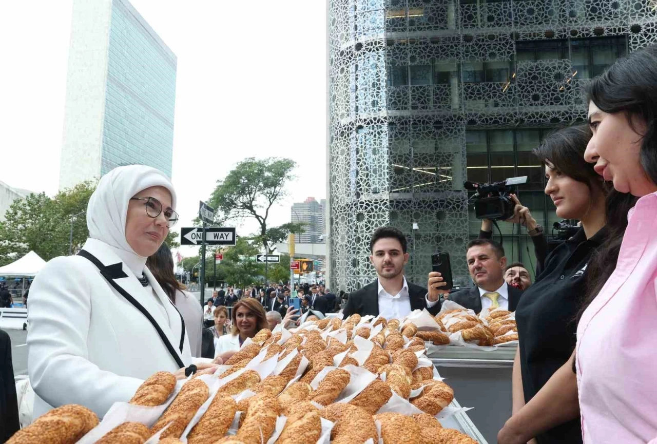Emine Erdoğan, Türkevi’nin yakınına kurulan simit standını ziyaret etti
