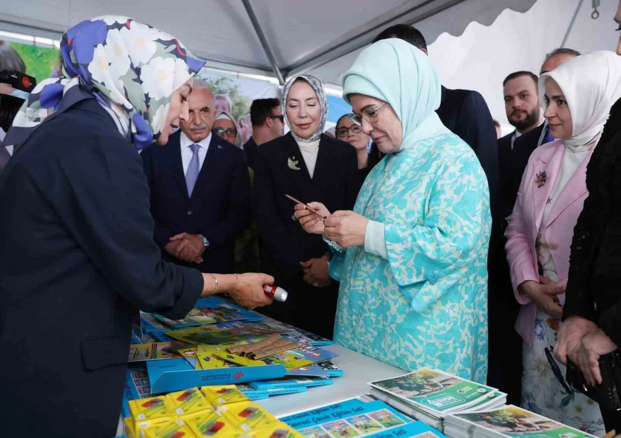 Emine Erdoğan, Ümraniye Çevre Şenliği’nde çocuklarla birlikte teraryum hazırladı
