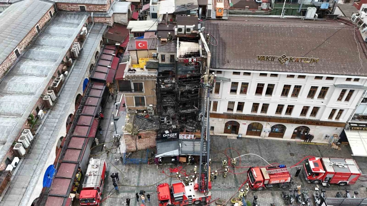 Eminönü’nde çıkan yangında kullanılamaz hale gelen restoran havadan görüntülendi