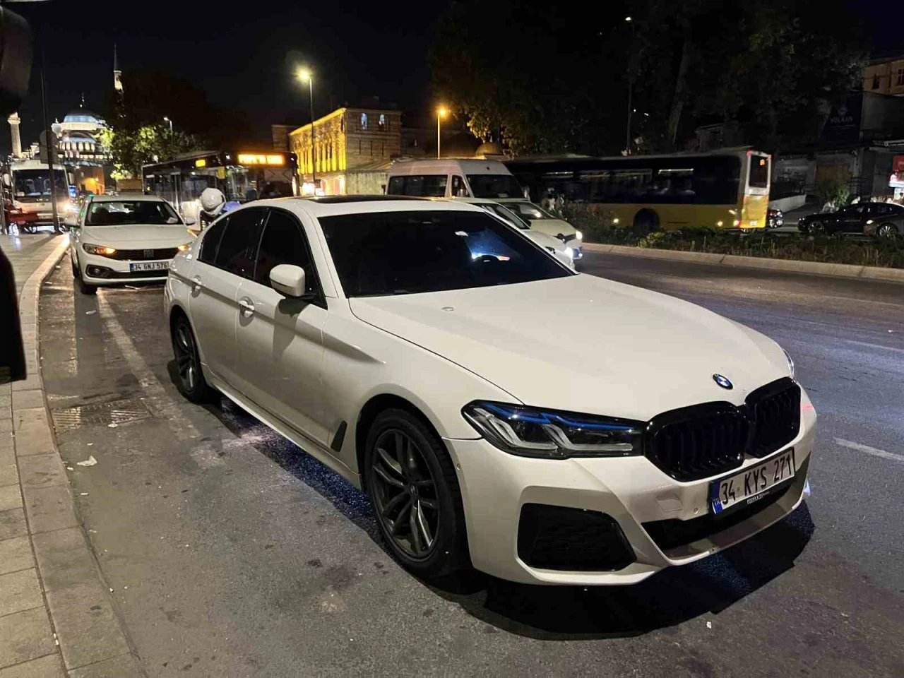 Eminönü’nde silahlı şahıs husumetlisini kovalayarak ateş etti, yoldan geçen adam yaralandı
