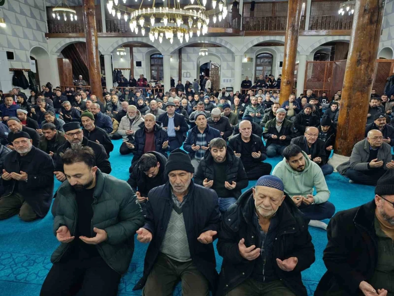 Emirdağ &Ccedil;arşı Camii&rsquo;nde &lsquo;Regaip Kandili&rsquo; &ouml;zel programı ger&ccedil;ekleştirildi
