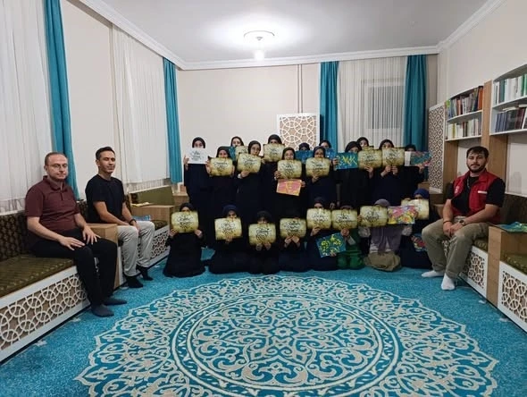 Emirdağ&rsquo;da Aziziye Kız Hafızlık Kur&rsquo;an Kursu &ouml;ğrencilerine &lsquo;Ebru Sanatı&rsquo; ve &lsquo;Kaligrafi&rsquo; etkinliği&rsquo; ilgi g&ouml;rd&uuml;
