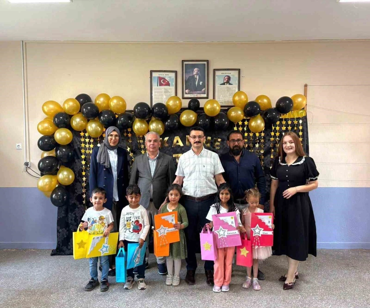 Emirdağ Tez İlkokulu&rsquo;nda &ouml;ğrenciler karne sevinci yaşadılar
