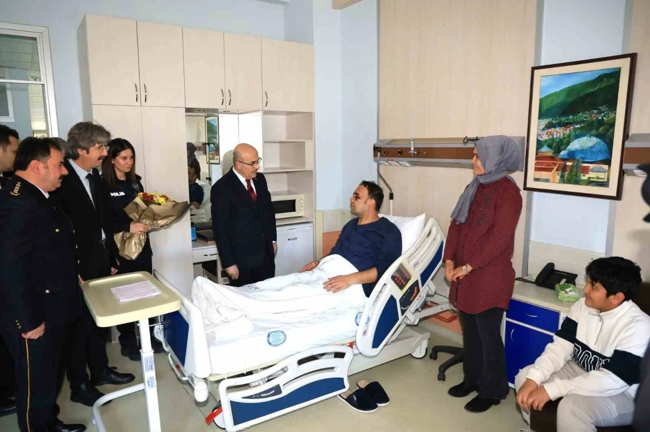 Emniyet Genel M&uuml;d&uuml;r&uuml; Demirtaş, Yalova&rsquo;daki &ccedil;atışmada yaralanan polisi ziyaret etti
