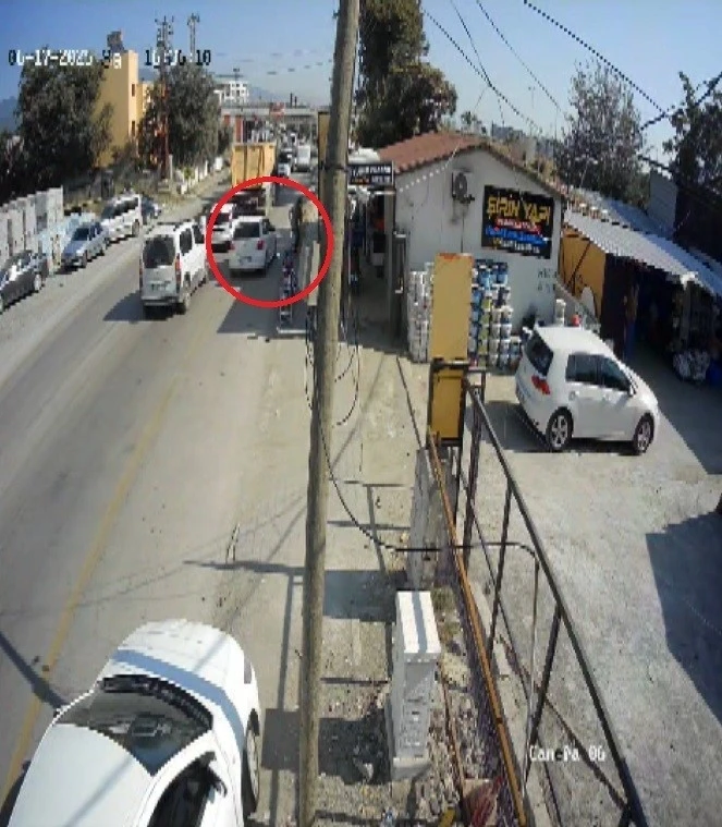 Emniyet şeridi ihlaliyle gelen kazayı yaya kıl payı atlattı
