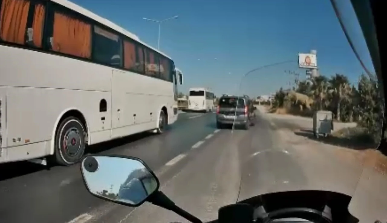 Emniyet şeridine geçen hafif ticari araca çarpıp takla attı, o anlar kameraya yansıdı
