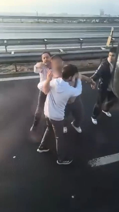 Emniyet şeridini ihlal etmek isteyen s&uuml;r&uuml;c&uuml; ortalığı bir birine kattı
