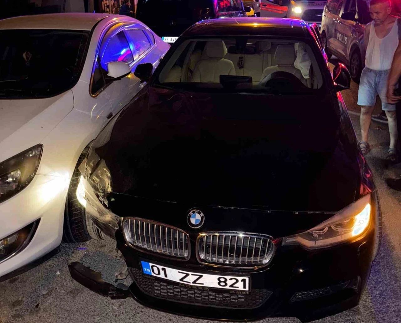 Emniyetin karşı sokağında 6 araca çarparak zarar verip yaya kaçtı
