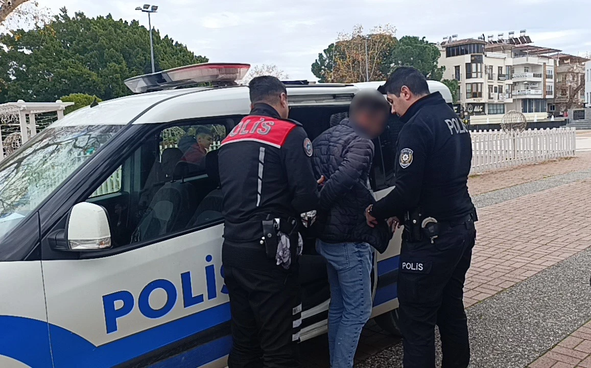 Emniyetin teknolojik g&uuml;c&uuml; &rsquo;G&ouml;zc&uuml;&rsquo;, hapis cezası bulunan firariyi ara&ccedil; s&uuml;rerken tespit etti
