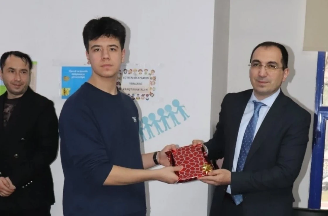 En &ccedil;ok kitap okuyanlar &ouml;d&uuml;llendirildi
